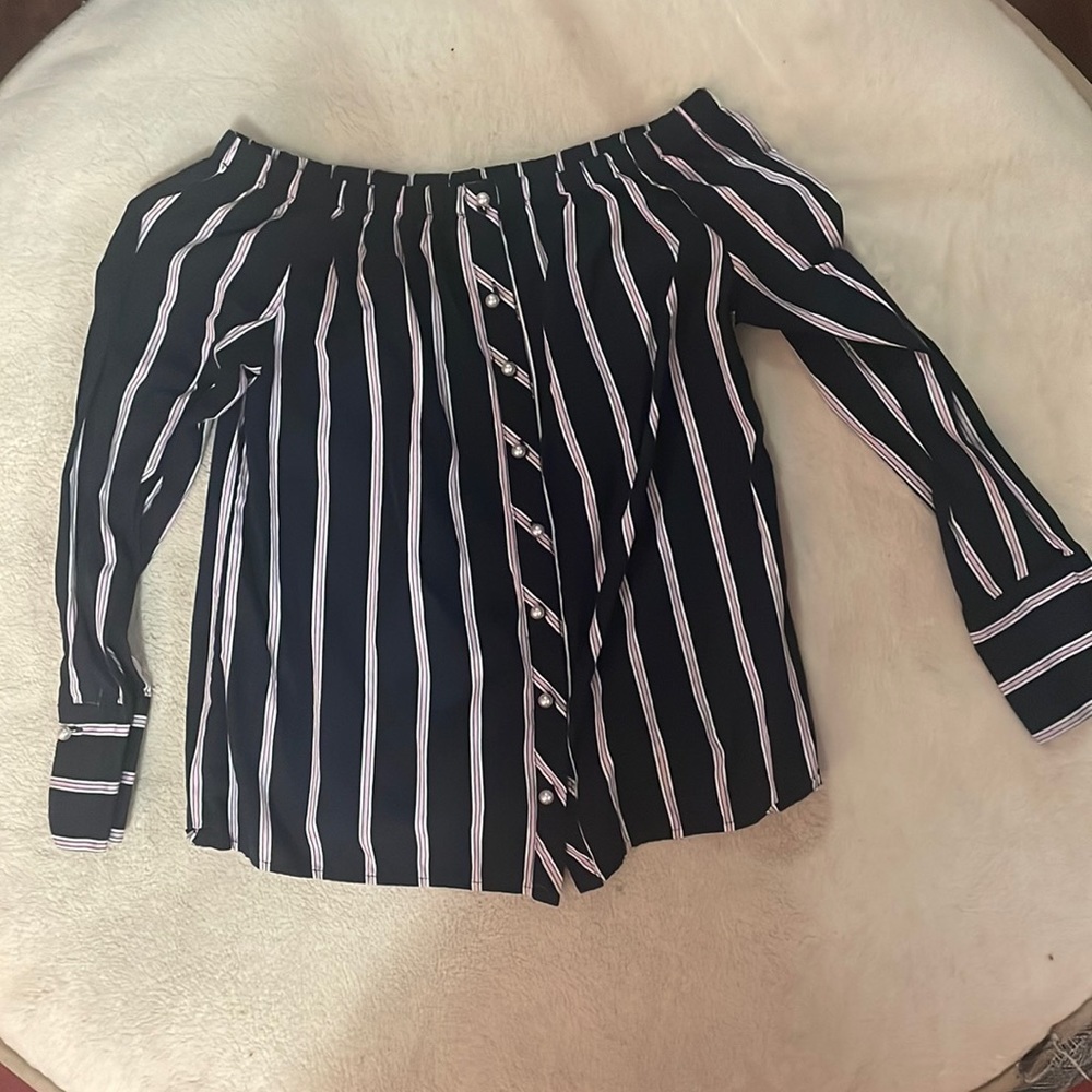 Cute off the shoulder long sleeve top with pearl buttons.